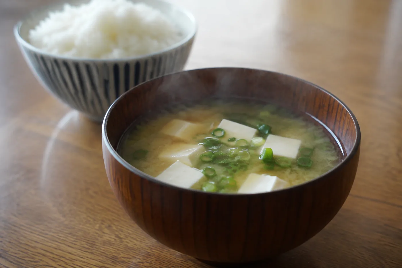 豆腐とねぎの入った味噌汁と、白いごはんの茶碗