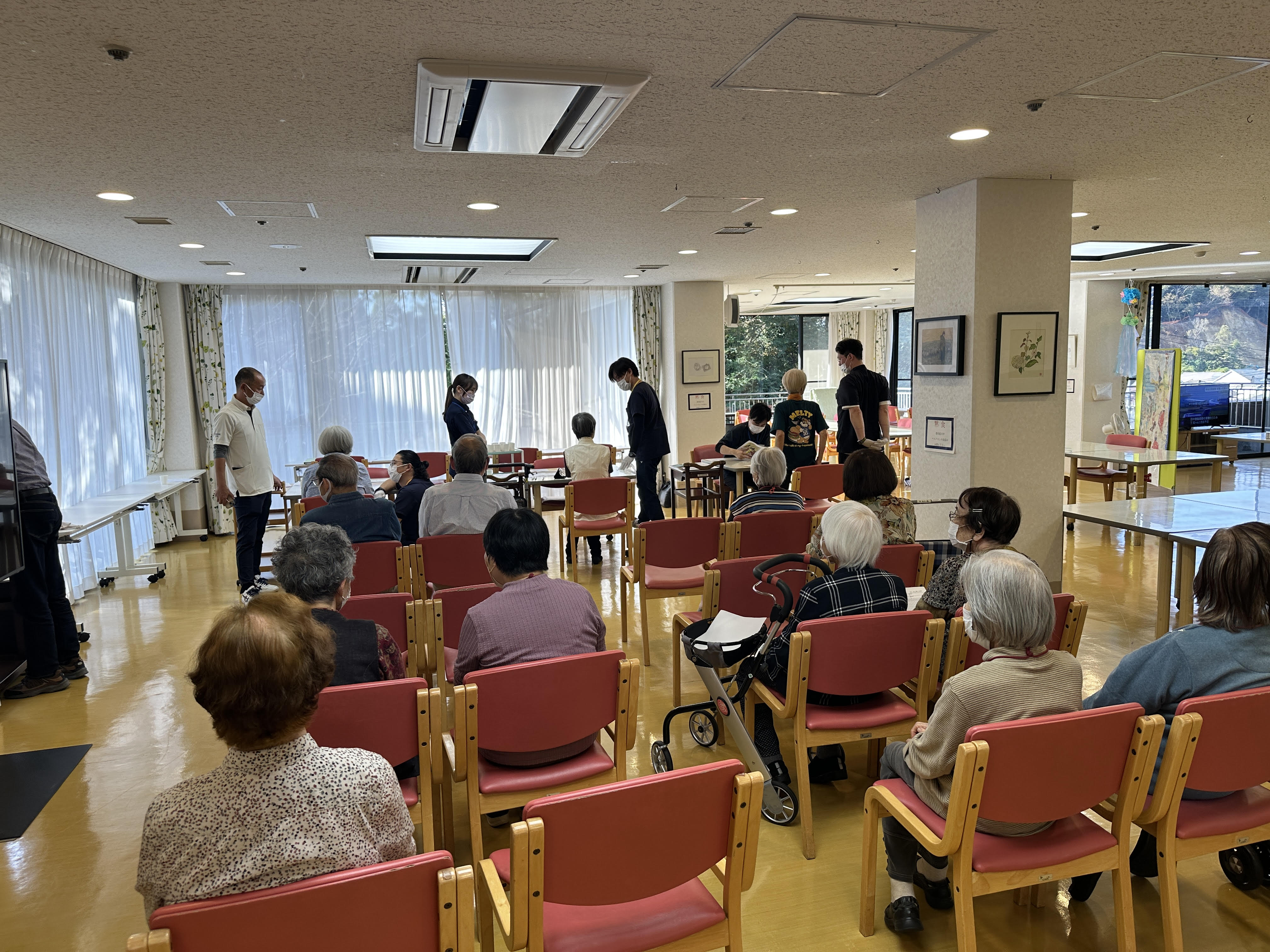 運動プログラムで会員さんに寄り添う様子