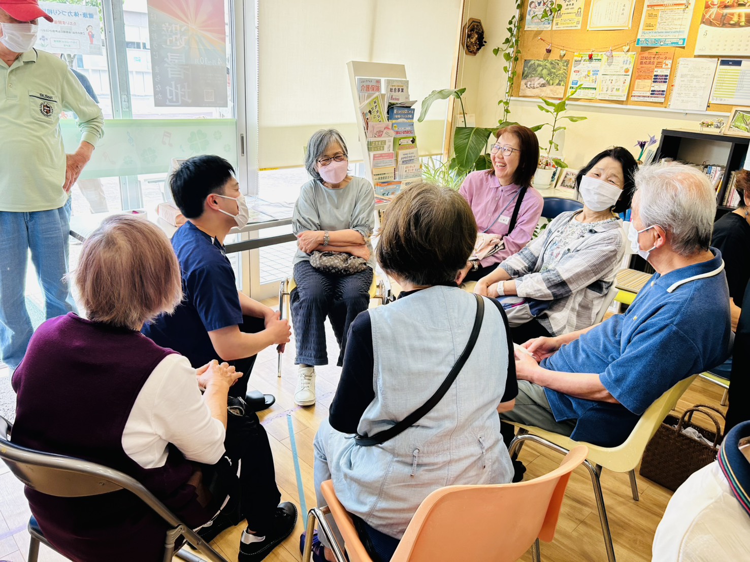 地域の相談会で専門職と情報交換をしている様子