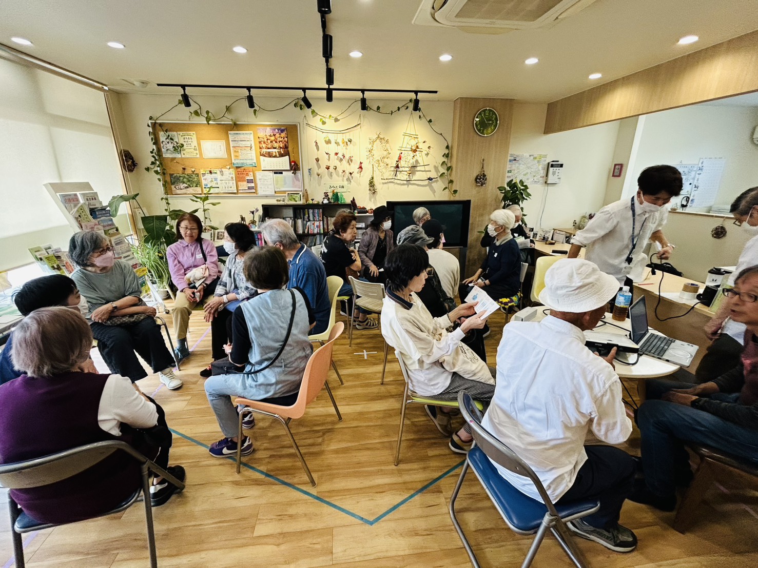 べるフィットで仲間と一緒に体を動かす様子