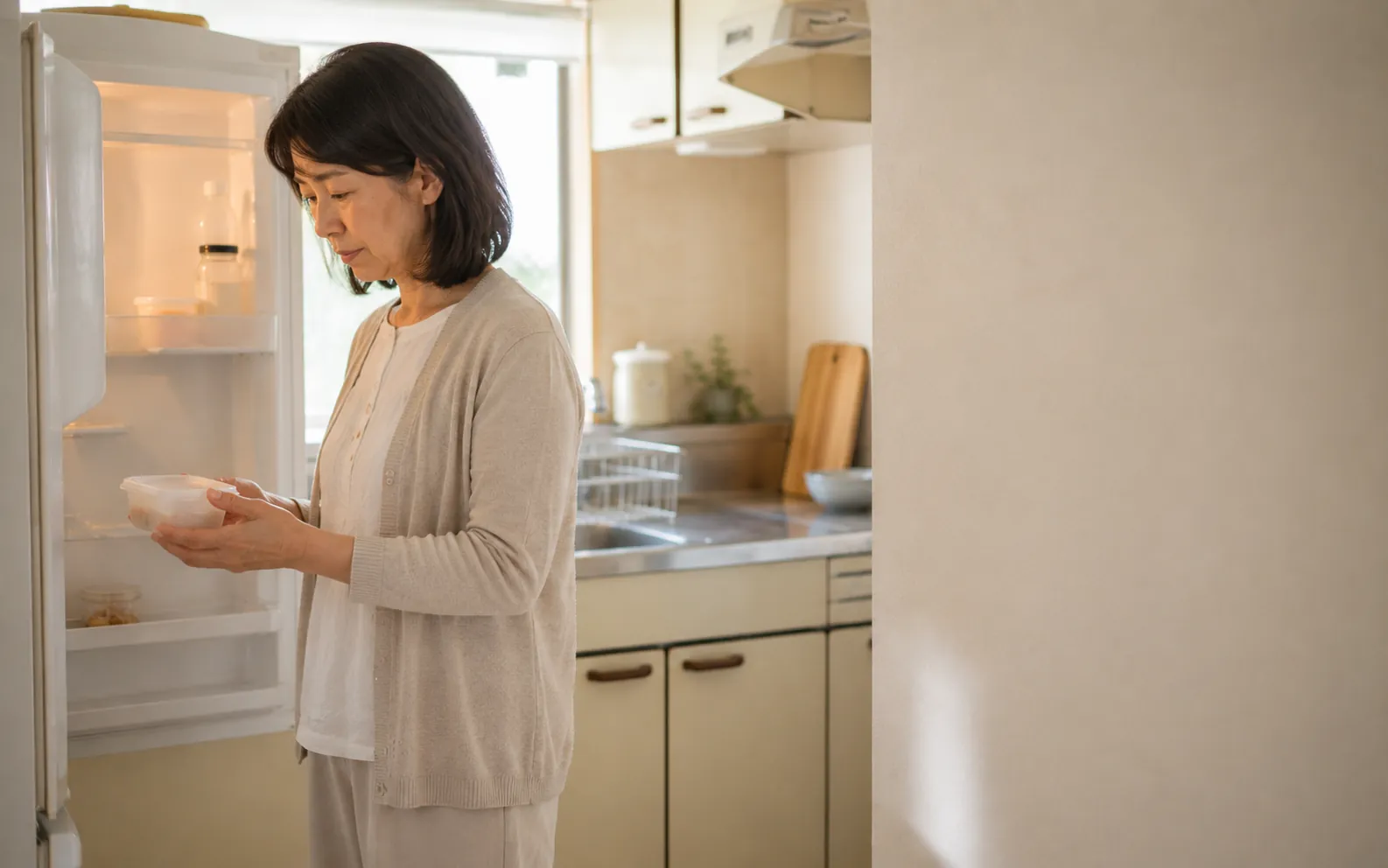 実家の台所で手を止める娘